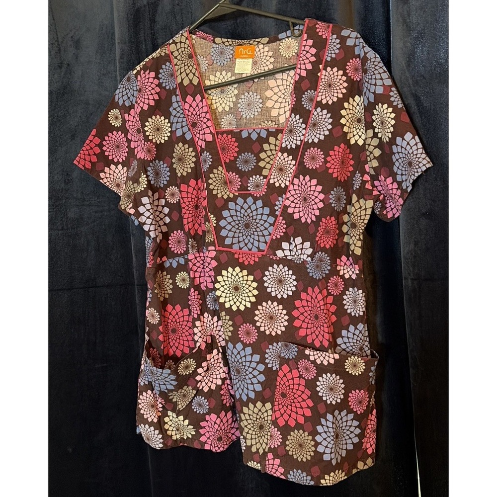 (RETRO FLOWERS) Women Scrub Top Size (M)